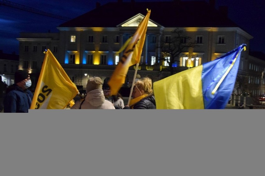 Protest przeciwko agresji Rosji na Ukrainę w czwartek, 24 lutego na Rynku w Kielcach. Przyszło mnóstwo ludzi. Zobaczcie zdjęcia i film