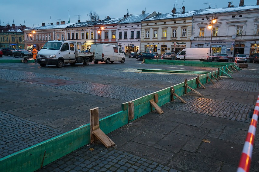 Nowy Sącz. Budowa lodowiska na Rynku [ZDJĘCIA]