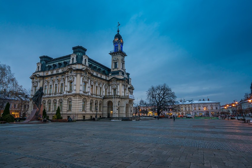 Nowy Sącz. Budowa lodowiska na Rynku [ZDJĘCIA]