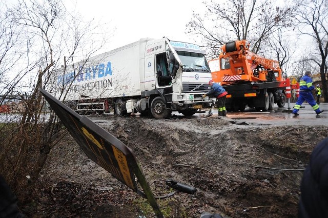 Ciężarówkę udało się wydobyć z rowu na ulicy Obornickiej dopiero po dwóch godzinach