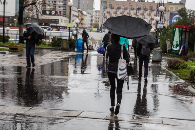 Deszczowa Warszawa. Szare i smutne miasto w obiektywie naszego fotografa! [ZDJĘCIA]