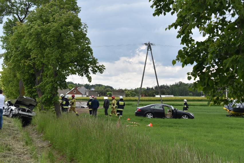 W Grabiu samochód osobowy uderzył w drzewo. Trzy osoby trafiły do szpitala