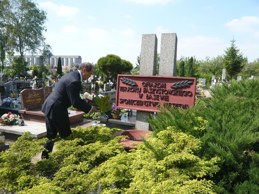 Pleszew - składali kwiaty bohaterom i ofiarom II wojny światowej