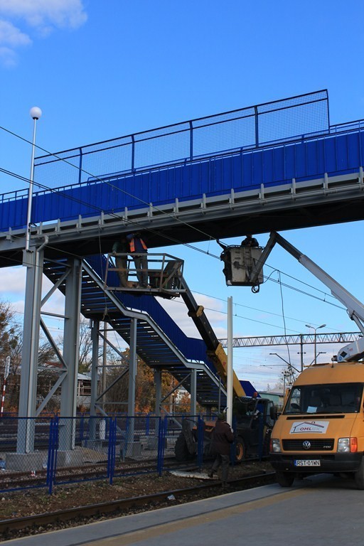 Firma modernizująca kładkę nad peronami dworca Chełm Główny...