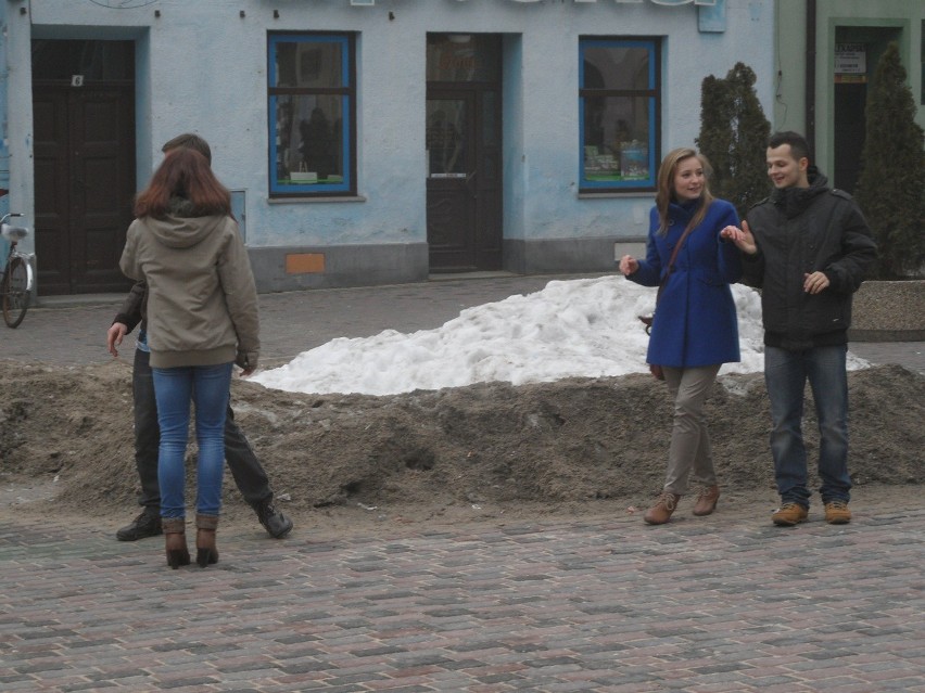 Uczniowie ZSOT w Lublińcu zatańczyli poloneza na rynku