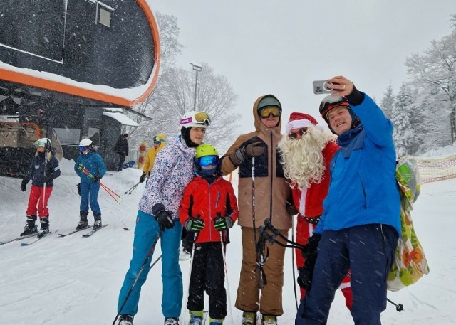 Pierwsi narciarze zjeżdżają w Beskid Sport Arenie w Szczyrku. 

Zobacz kolejne zdjęcia. Przesuwaj zdjęcia w prawo - naciśnij strzałkę lub przycisk NASTĘPNE