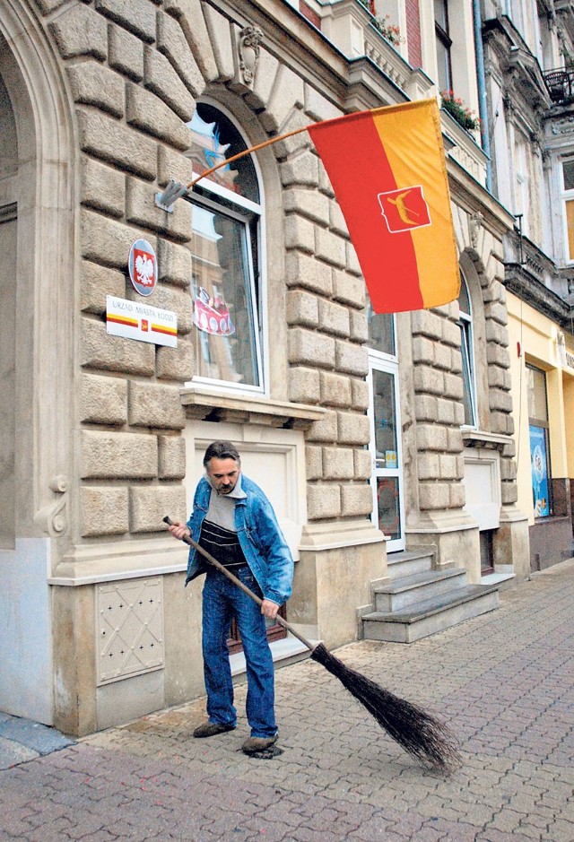 Grzegorz Maleńczuk od roku zamiata ul. Piotrkowską tuż pod oknami prezydenckich gabinetów. Pracuje na czarno.