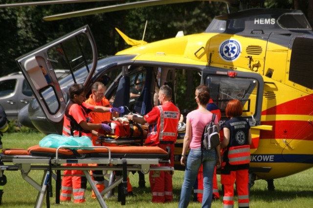 Wypadek na zalewie Tatar w Rawie. 32-latek został przetransportowany Lotniczym Pogotowiem Ratunkowym do łódzkiego szpitala. Śmigłowiec wylądował na polanie obok basenu.