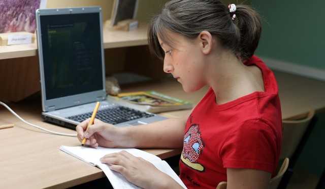 Obiecane przez Ministerstwo Edukacji i Nauki laptopy dla uczniów klas IV już są dystrybuowane do szkół w województwie łódzkim.