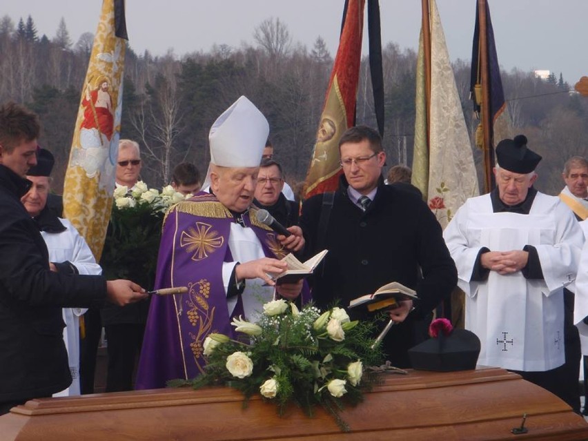 Uniejowianie na pogrzebie księdza prałata Stanisława Janika