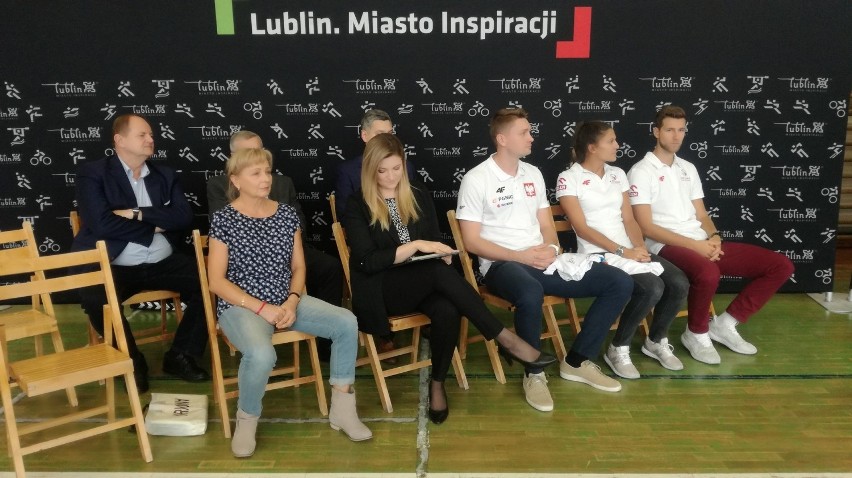 Sportowi ambasadorzy, Kinga Wojtasik i Michał Szyba, zachęcą do aktywności fizycznej uczniów lubelskich szkół
