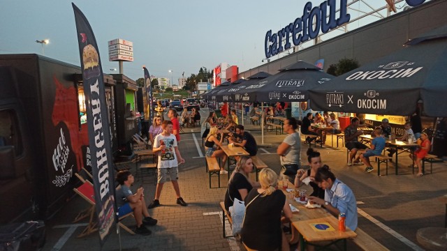 Food trucki goszczą przy galerii Carrefour