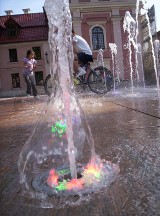 Zamość: Iluminowana fontanna pośrodku miasta (materiał Dziennikarza Obywatelskiego) 
