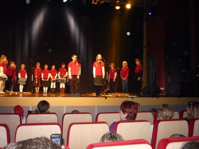 Uczniowie z Zespołu Szkolno - Przedszkolnego im. Jana Pawła II na scenie