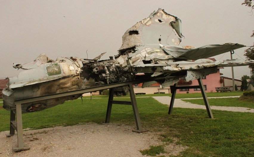 MiG-21 zestrzelony 9 listopada 1991 roku przez  Chorwatów....