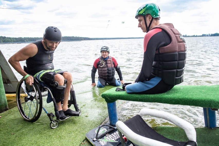 Sitwakeboarding to wersja wakeboardingu dla osób...