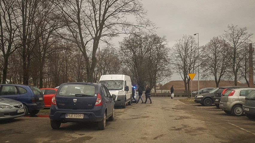 Kierowcy po zderzeniu na wiadukcie zjechali na ulicę Kustronia