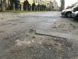 Zapadnięte chodniki i dziury na ul. Królowej Jadwigi w Słupsku. Czas na remont?