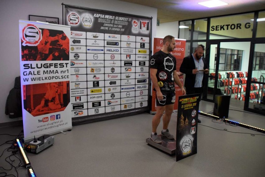 Oficjalne ważenie przed MMA Kapsa meble: Slugfest 17 - walką...