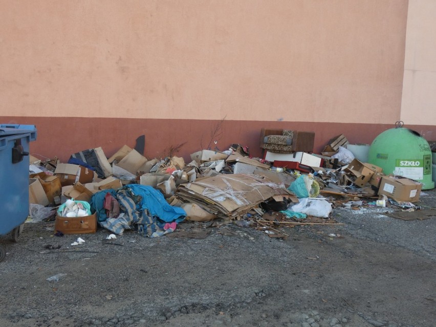 Śmieci w centrum miasta. Nieprzyjemny widok [ZDJĘCIA]