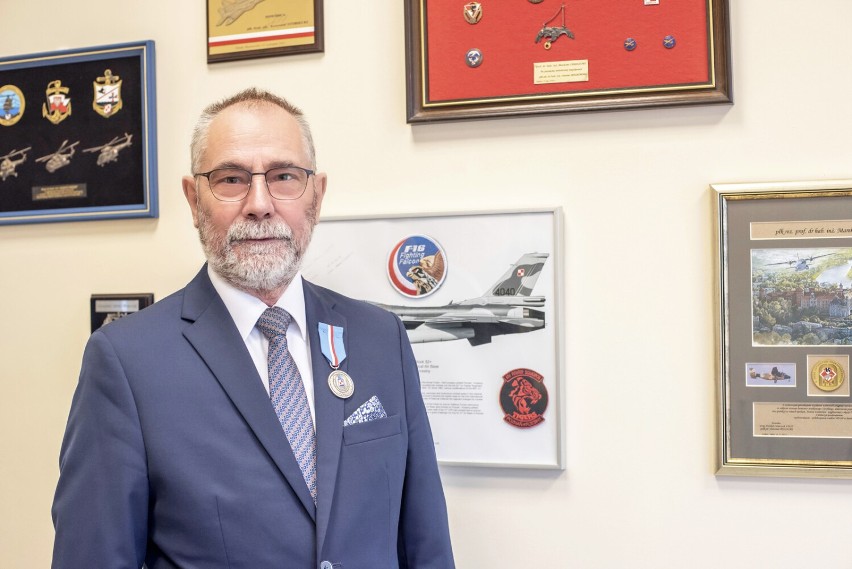 Profesor Marek Orkisz z Politechniki Rzeszowskiej uhonorowany Medalem SEMPER PARATUS