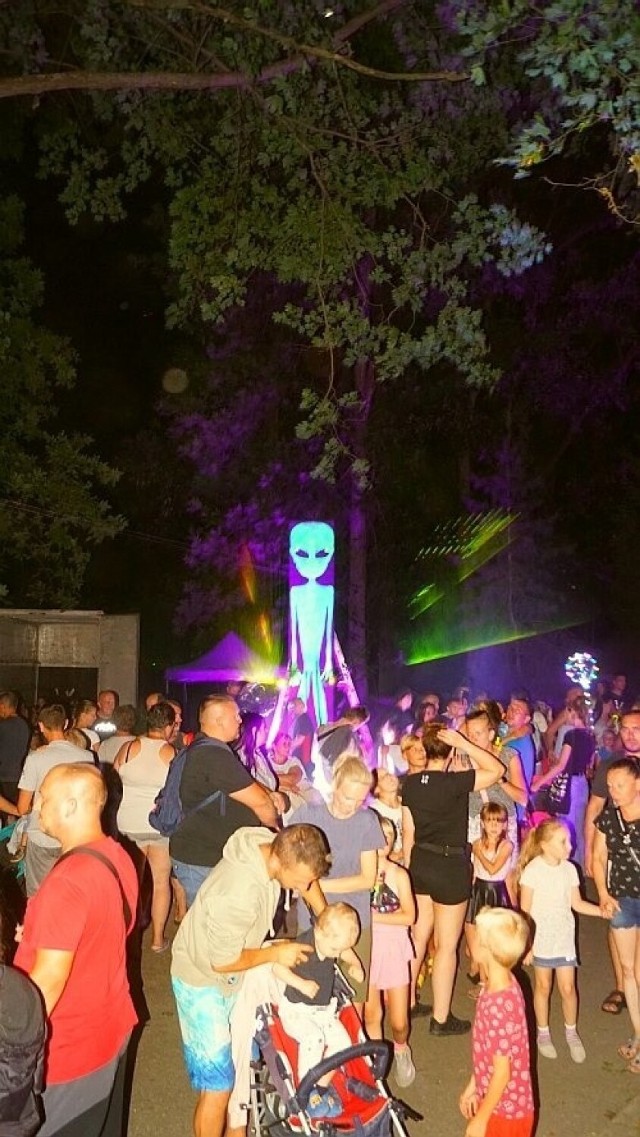 Wystawa „Rozświetlenie Letniej Nocy” w Łasinie z pokazem "Ufo laser show".