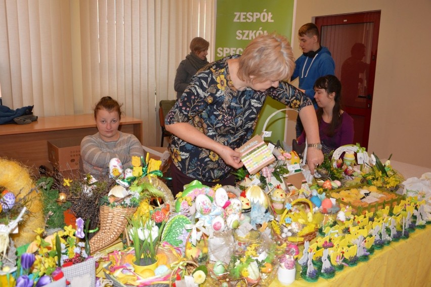 Wielkanocny kiermasz w Starostwie Powiatowym w Ostrowcu. Kolorowe stroiki i ozdoby od podopiecznych placówek opiekuńczych [ZDJĘCIA]