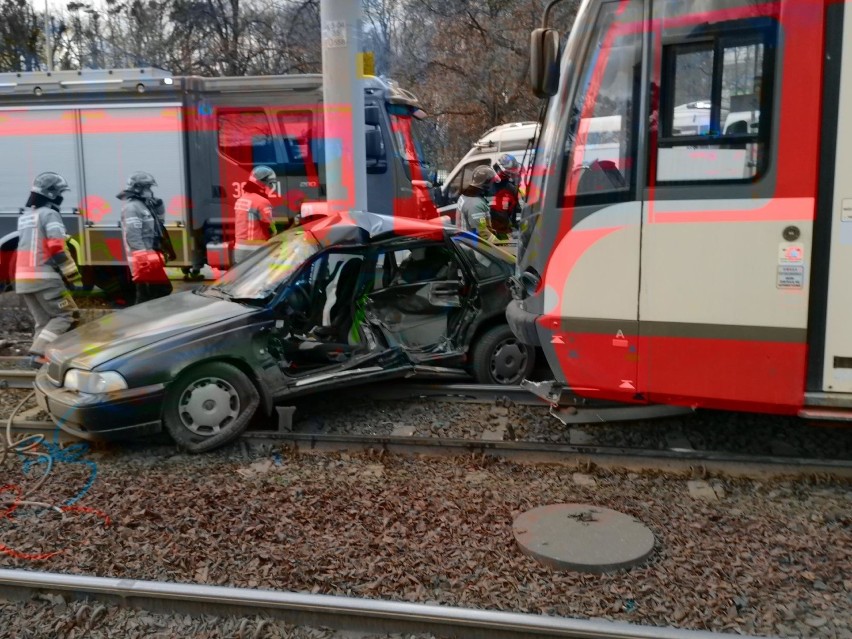 Wypadek w Gdańsku na ul. Kartuskiej [5.03.2021]. Zderzenie samochodu osobowego z tramwajem. Ranny kierowca [ZDJĘCIA]