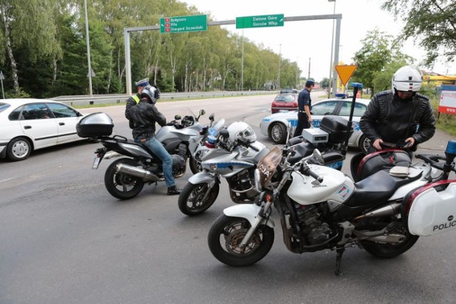 Policjanci przyglądają się szczecińskim motocyklistom