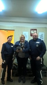 Policjanci z Tomaszowa znaleźli psa i oddali go właścicielce