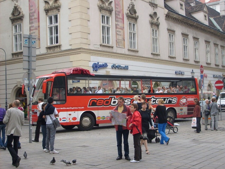 Turyści mogą zwiedzać miasto specjalnymi autobusami... Fot....
