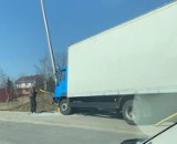 Bolesław. DK 94. Po zderzeniu ciężarówek jedna z nich uderzyła w przystanek i słup