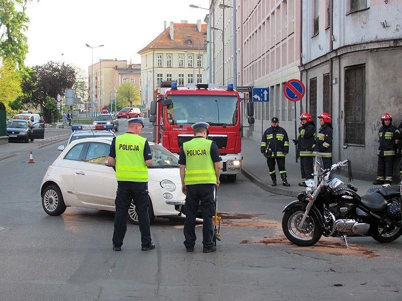 Wypadek na ulicy Chopina w Kaliszu. Ranny motocyklista w szpitalu. FOTO