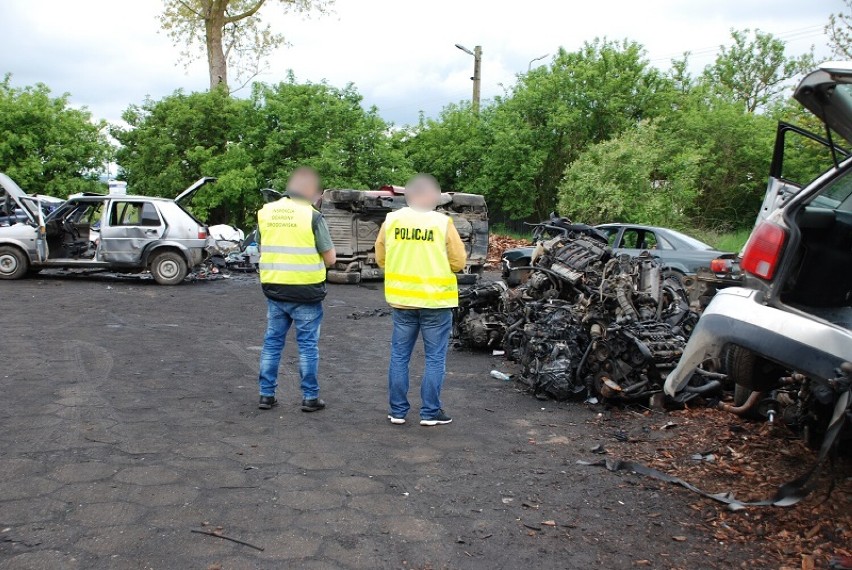 Nielegalny demontaż pojazdów w gminie Wicko. Wkroczyła policja i WIOŚ