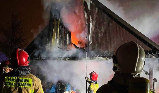 Pożar wybuchł w środę wieczorem na jednej z posesji w osiedlu Mokrzyszów