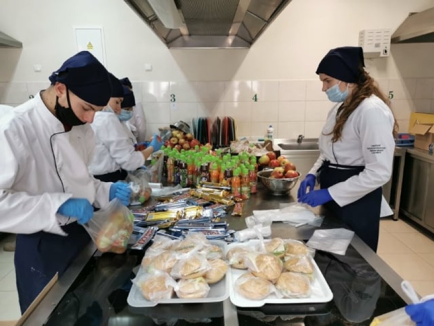 Solidarni z Ukrainą. Jarosławscy uczniowie przygotowują codziennie kilkaset kanapek dla uchodźców