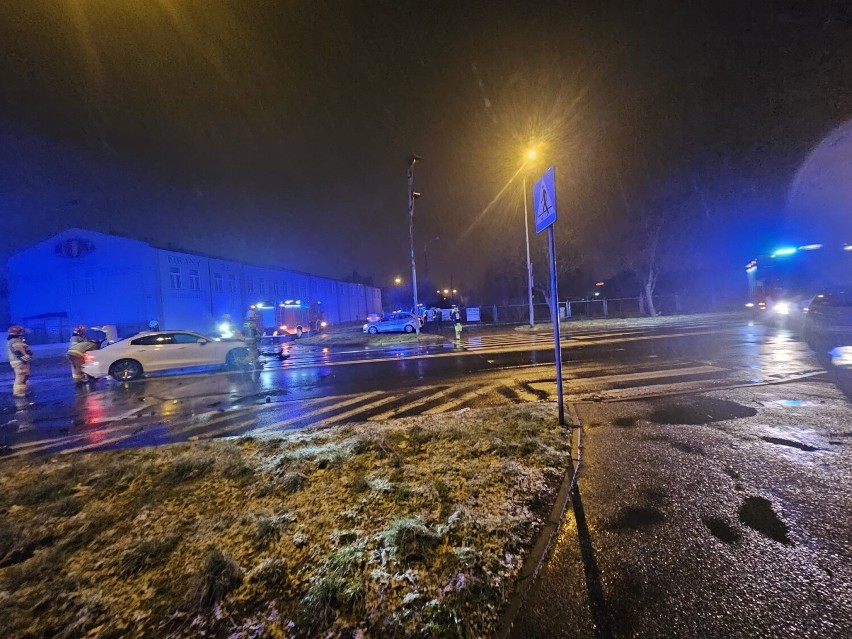 Wypadek na skrzyżowaniu w Kaliszu. Kobieta trafiła do szpitala. ZDJĘCIA