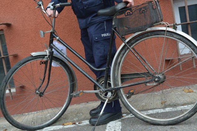 Nowy Dwór Gdański. Pod koniec października pod jednym z nowodworskich marketów przy ul. Warszawskiej odnaleziono rower. Teraz policjanci szukają jego właściciela.