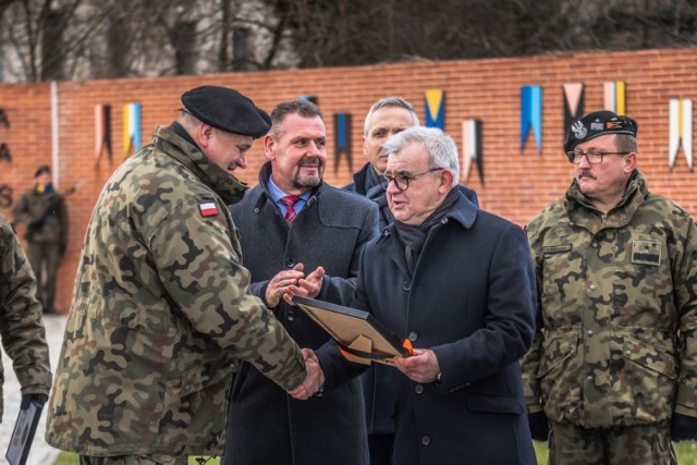 Burmistrz Żagania Andrzej Katarzyniec symbolicznie przekazuje Plac Generała Maczka Stanisławowi Czosnkowi.