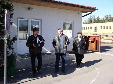 Tomasz Szwoch (od lewej), Andrzej Narloch i Jolanta Pesta jako jedni z nielicznych pracowników Zakładów Płyt Pilśniowych w Czarnej Wodzie nie zostali wysłani na urlop. Fot. Rafał Kosecki