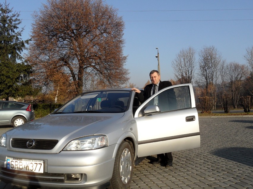 Samochód służbowy urzędników w Świerklanach