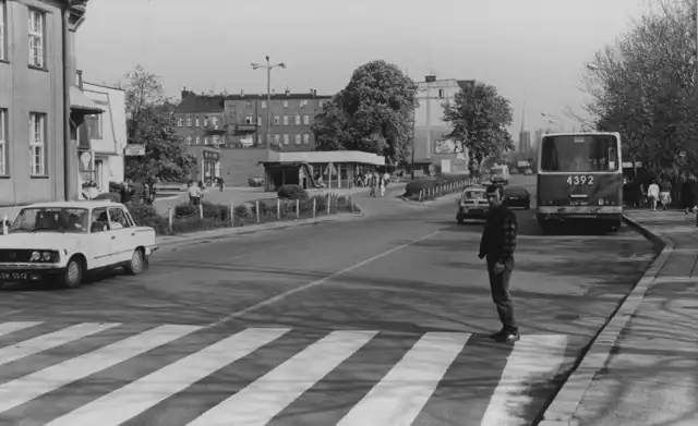 Ulica Oświęcimska, okolice dworca kolejowego. Tutaj czas jakby się zatrzymał. A jednak to zdjęcie z 1994 roku. To prawda, ikarusów i maluchów po drogach jeździ coraz mniej, ale okolica wygląda tak samo.