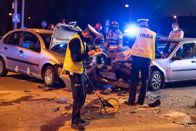 Na skrzyżowaniu zderzyły się czołowo-bocznie dwa samochody osobowe: ford fiesta i citroen c3