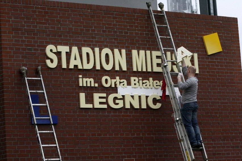 Napis na stadionie w Legnicy (ZDJĘCIA)