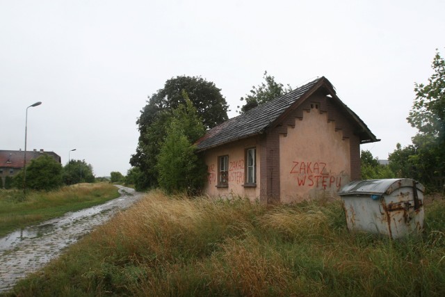 Puste budynki PKP w Studziennej