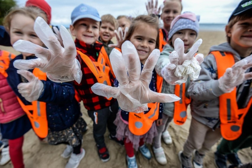 Radosne sprzątanie na gdyńskiej plaży. Wysoka frekwencja,...