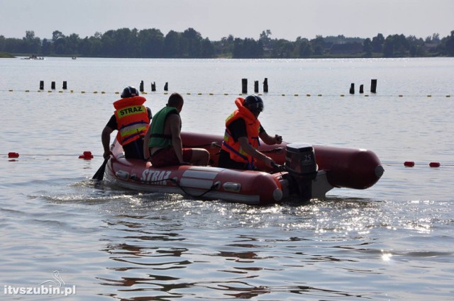 Dziś na miejsce zdarzenia udała się specjalistyczna grupa wodno-nurkowa z Bydgoszczy, a także strażacy z Torunia wyposażeni w sonar. 

Dwaj zaginieni to mieszkańcy gminy Szubin. Jeden jest mieszkańcem Kowalewa, drugi - Chraplewa.

Sonar wskazał ekipie poszukiwawczej kilka miejsc, ale na razie nie znaleziono żadnego z zaginionych. 

Mimo prowadzonej akcji poszukiwawczej, plaża nie została zamknięta i nie brakuje na niej kąpiących się i wypoczywających na kocykach. Tylko w dali widać łodzie ze strażakami. 

We wtorek poszukiwania zakończono około godziny 21. W środę do Wąsosza zostaną sprowadzone dwa psy przeszkolone do poszukiwania. W akcję włączą się też WOPR-owcy z Kruszwicy.

Zobacz koniecznie: Uważaj! Skuteczna egzekucja komornicza może pozostawić cię z niczym


