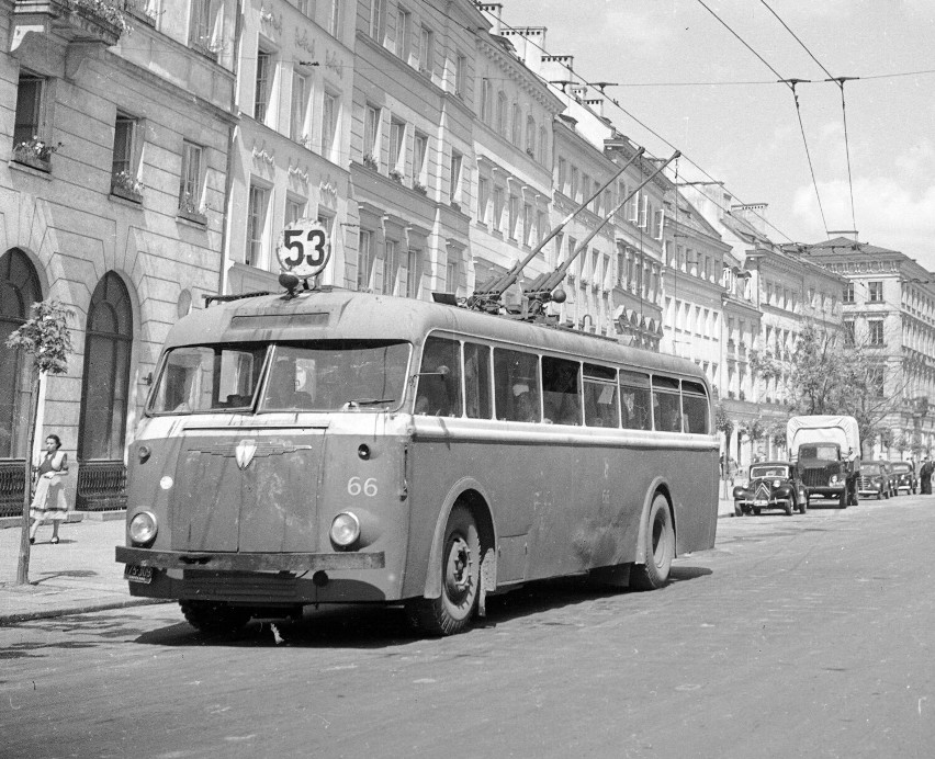 Trolejbus LOWA W602a na linii nr 53 na Krakowskim Przedmieściu, lata 50. XX wieku