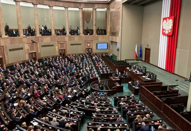 Sejm uchwalił budżet państwa na 2024 r. Dochody zaplanowano na ok. 682,4 mld zł, a wydatki na 866,4 mld zł. Zgodnie z założeniami, deficyt ma nie przekroczyć 184 mld zł