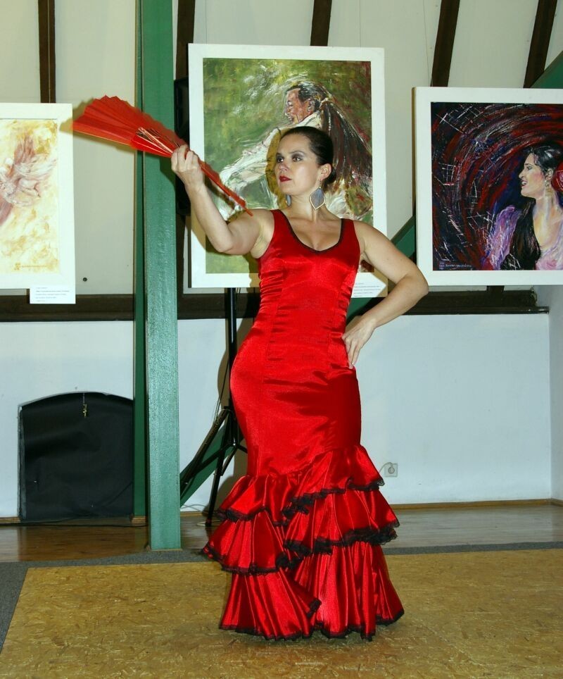 Anna Patkiewicz tańczy flamenco na wernisażu obrazów Urszuli...
